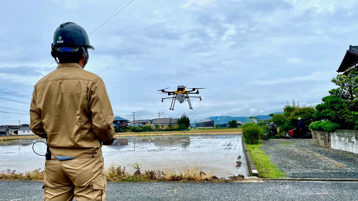農業用ドローンによる水稲への散布作業